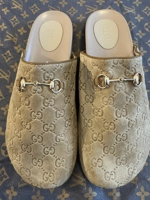 Monograma de gamuza tostada para hombre GUCCI GG Horsebit Mule talla 12/46M sin caja usado Foto 1 de 4