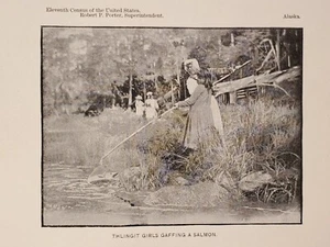 Tlingit Girls Gaffing A Salmon Fishing Alaska 1893 impresión original - Imagen 1 de 2