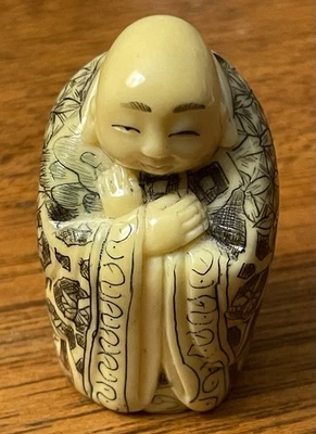 "Estatuilla de resina japonesa Netsuke de 2"" hombre/monje/salvia con túnica firmada en la parte inferior" Foto 1 de 4