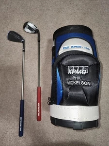 Phil Mickelson KPMG Commemorative Mini Golf Bag 2 Schläger 4 Eisen 52° Wedge - Bild 1 von 6