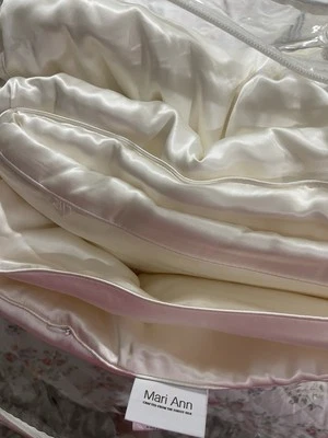 $1500 Mari Ann NWT Charmeuse Silk Filled All Season Comforter Queen Ivory - Image 1 of 4