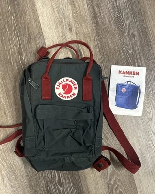 Zaino Fjallraven Kanken verde foresta/grigio e rosso mirtillo 23510 con sedile - Immagine 1 di 4