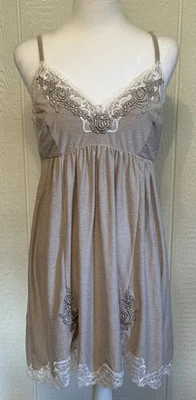 Sexy Camisón Soma Intimates Perlas y Encaje Chemise Talla Mediana Beige Femenino Foto 1 de 4