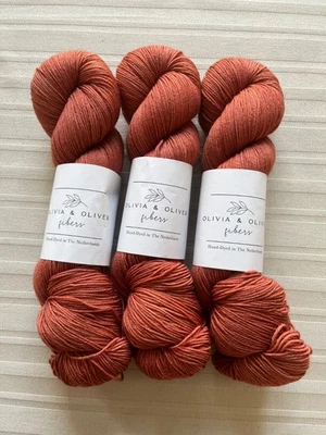 Olivia & Oliver Hilo Teñido a Mano Merino Paquete de Hilos para Dedos para Hacer Camiseta Gabriella Foto 1 de 4