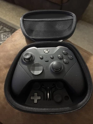 Controle Microsoft Xbox One Elite Series 2 preto (faltam 2 pás) - Imagem 1 de 3