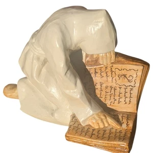 Estatuilla de porcelana vintage de lectura de monje de Nalda España tamaño mediano rara  - Imagen 1 de 7