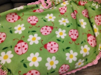 Pequeña manta de lana hecha a mano para niñas bebé ganchillo rosa con volantes Ladybugs 30"x30" Foto 1 de 4