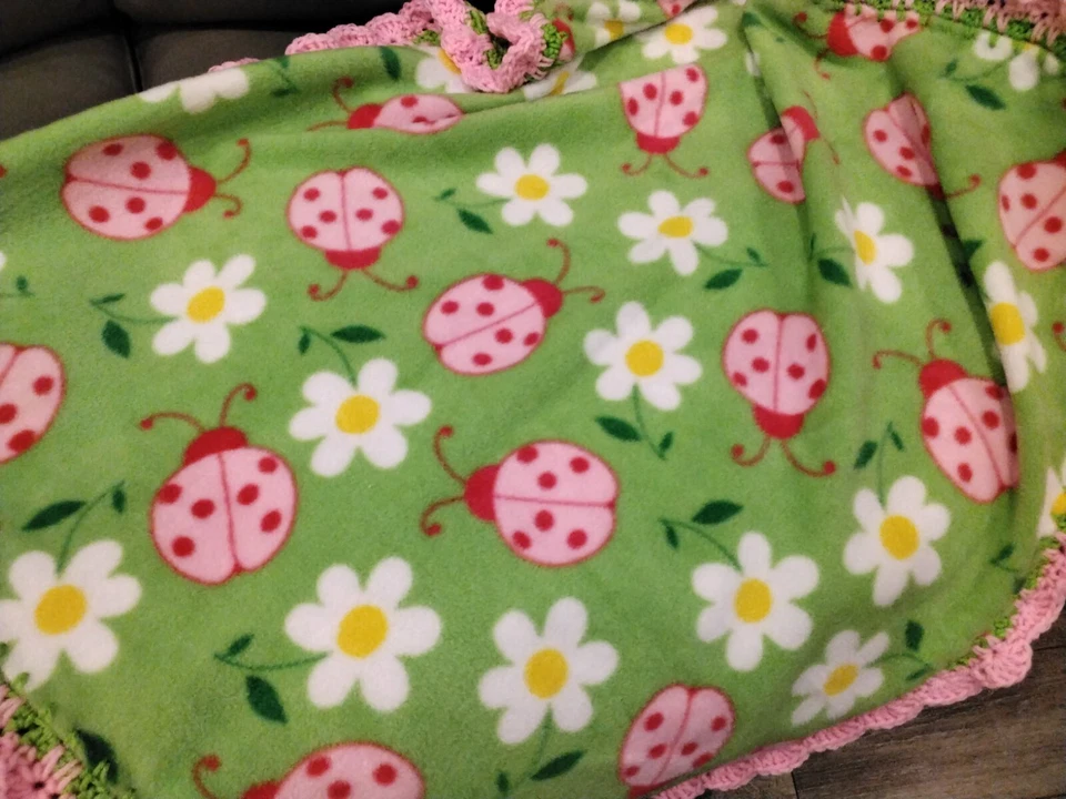 Pequeña manta de lana hecha a mano para niñas bebé ganchillo rosa con volantes Ladybugs 30"x30" Foto 1 de 4