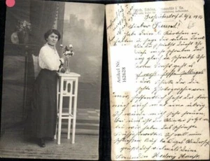 162628,Frau a. Blumentisch Vase Blumen Rosen Großröhrsdorf - Bild 1 von 1