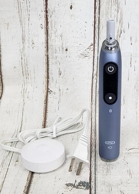 Oral-B iO Series 7 Electric Toothbrush Handle with Charger - SAPPHIRE BLUE - Imagen 1 de 4
