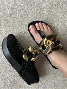 Chanclas ZARA Negro Dorado Signature Cadena Imitación Cuero Plataforma Baja 8 RARAS - Imagen 1 de 24