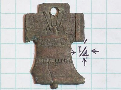 PENDANT LIBERTY BELL OF LEVXXVVX RROCLAIM LIBER IN PHILAD POR ORDEM DE 1 7/16 - Imagem 1 de 2