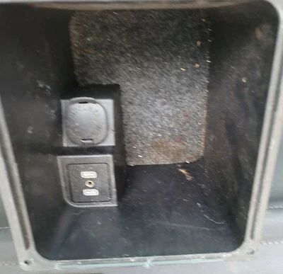 Subaru Legacy Outback 2007-2009 consola central bolsillo de almacenamiento con conector MP3 Foto 1 de 3