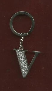 " V " KEYRING NICE ITEM - Foto 1 di 1