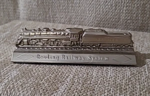 VINTAGE LETTURA SISTEMA FERROVIARIO 2100 LOCOMOTIVA A VAPORE FERMACARTE - Foto 1 di 4