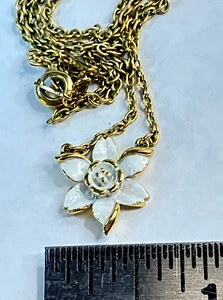 Crown Trifari    5/8" White Flower on 14" Gold tone Chain Necklace - Picture 1 of 3