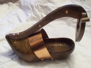 Zueco/zapato de madera tallada vintage BANDA DE COBRE soporte para botellas de vino - Imagen 1 de 7