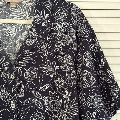 White Stag Button Up Shirt Womens 4X 26W-28W Blue White Floral Pattern V-Neck SS - Image 1 of 4