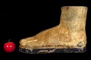 Alte Holz- und Gipsschnitzerei, Volkskunst Fußvotiv 19.Jh. / Ex Voto - Bild 1 von 12