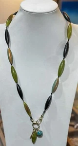 Fossil Store Green Black Plastic Wood Elongated Bead Link Front Clasp Necklace - Picture 1 of 7