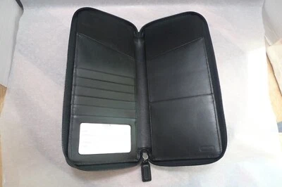 COACH - PORTA PASAPORTE/TARJETA DE CRÉDITO/BILLETES - CREMALLERA COMPLETA - ADORNO DE NAILON Y CUERO Foto 1 de 4