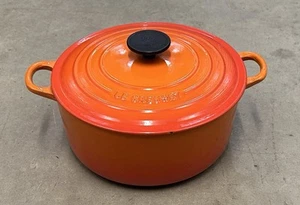 Le Creuset Volcanic Orange Cast Iron Round Casserole Dish With Lid Large 24cm - Imagen 1 de 12