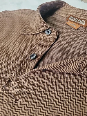 Cuello acampanado Michael Kors estilo años 70 vintage marrón estampado manga larga para hombre pequeño Foto 1 de 4