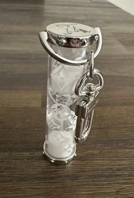 Louis Vuitton LV Plata Reloj de Arena BOLSO ENCANTO LLAVERO. AUTÉNTICO USADO EN EXCELENTE ESTADO. Porta llaves Foto 1 de 4