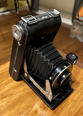 Cámara plegable Kodak Vigilant Junior Six-20 de colección y su estuche de cuero original Foto 1 de 4