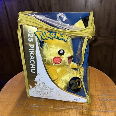 Pelúcia Pokemon 20º aniversário Pikachu (piscando) - Imagem 1 de 4