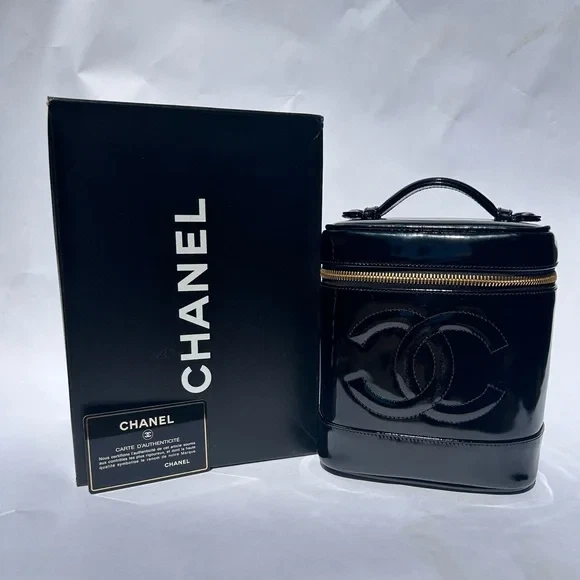 Estuche de tocador CC atemporal patente Chanel - con CAJA ORIGINAL Y TARJETA DE AUTENTICACIÓN Foto 1 de 4
