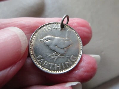 BONITO COLGANTE VINTAGE CHAPADO EN ORO DE 1944 MONEDA FICHA LLAVERO ENCANTO ANTIGUO Foto 1 de 2