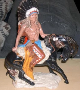 Nativi americani a cavallo, statuetta in ceramica, altezza 11"", lunghezza 9 - Foto 1 di 1