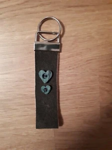 Schlüsselanhänger Leder (Hirsch) braun , grüne Herzknöpfe, Unikat, DIY neu - Bild 1 von 2