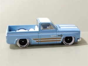 Hot Wheels 2025 83 Chevy Silverado blu chiaro scambio ruote in gomma piloti veri - Foto 1 di 6