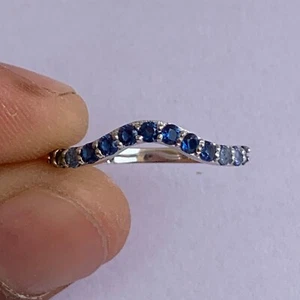 Anillo banda media eternidad de plata esterlina con piedras preciosas redondas de zafiro azul para mujer - Imagen 1 de 14