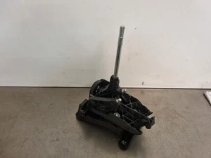 Palanca de cambios Ford Fiesta MK7.5 E1BR7C453FKA 2015 desnuda - Imagen 1 de 4