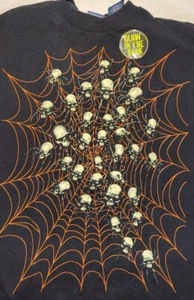 Halloween Totenkopf Spinnennetz leuchtet im Dunkeln T-Shirt Größe Small Neu - Bild 1 von 2