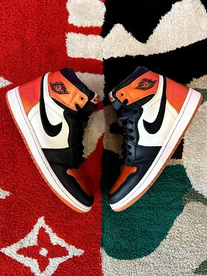 Talla 9.5W - Jordan 1 Retro Alto OG Satinado Roto Tablero Trasero (Mujer) *USADO* Foto 1 de 4