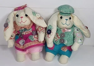"Par de conejitos de muselina hechos a mano - muñecas rústicas con peso - ropa de retazos - 9"" de alto" - Imagen 1 de 6