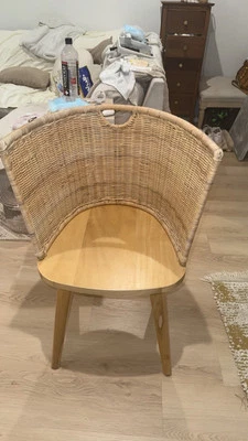 Silla moderna de barril de mimbre y ratán con patas de madera MCM resistente respaldo alto  Foto 1 de 3