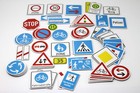 Verkehrszeichen-Box - 64 magnethaftende Teile im Karton MAG-Pap®
