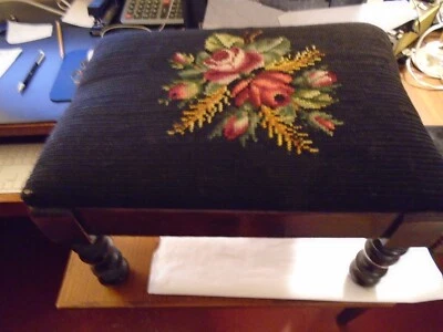 Taburete de pie vintage muy pequeño cubierto con punta de aguja floral negra P-1 Foto 1 de 4