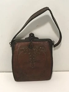 Antiguo bolso de cuero marrón tallado década de 1920 con dije cerradura - Imagen 1 de 12