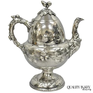 Tetera antigua Art Nouveau plateada tuercas y enredaderas repousse - Imagen 1 de 11