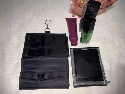 Nuevo Mary Kay Tribute Colonia, Champú Homenaje, Estuche Facial Espejo y Bolsa Enrollable Foto 1 de 4