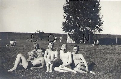 Немецкий солдат времен Второй мировой войны — полуобнаженный — интерес геев — шорты — купальник — солнечные ванны - Изображение 1 из 3