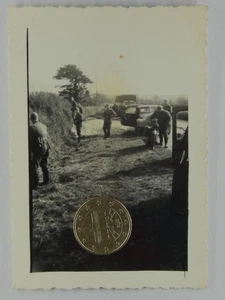 Foto Wehrmacht Soldaten beim pinkeln Pinkelpause - Bild 1 von 2