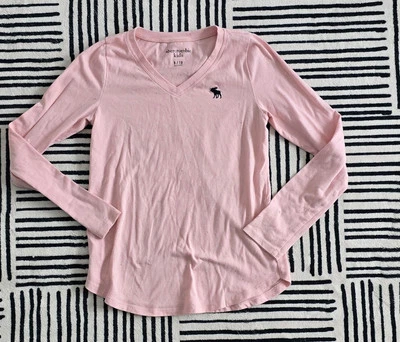 Camisa Anercrombie Niñas Cuello en V Algodón Brillante Manga Larga Talla 9/10 Rosa ¡USADA EN EXCELENTE ESTADO! Foto 1 de 3