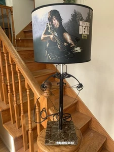 The WALKING DEAD Daryl Dixon with ICONIC CROSS BOW Table Lamp 24" Tested ST - Picture 1 of 11